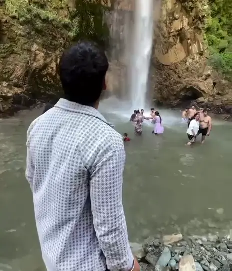 Group trip in Rishikesh: waterfall stop